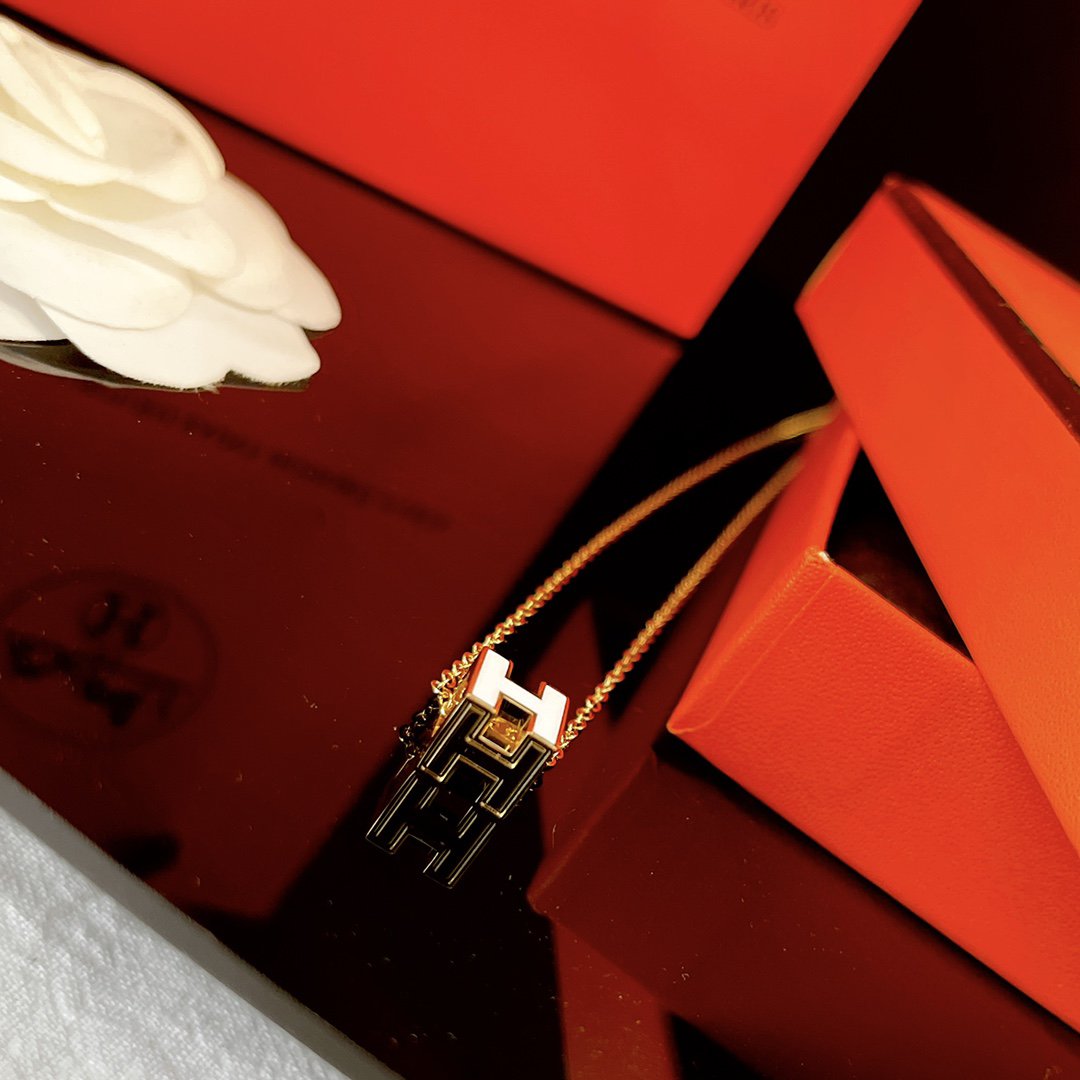 [⭐Veyra]H WHITE SQUARE GOLD NECKLACE