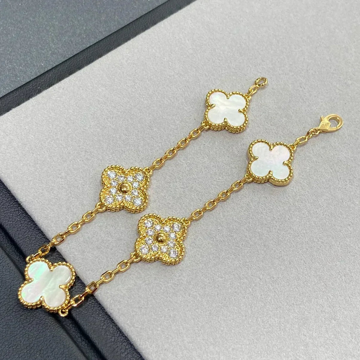 [⭐Veyra]CLOVER WHITE PEARL MOP 5 MOTIF BRACELET COLLECTION