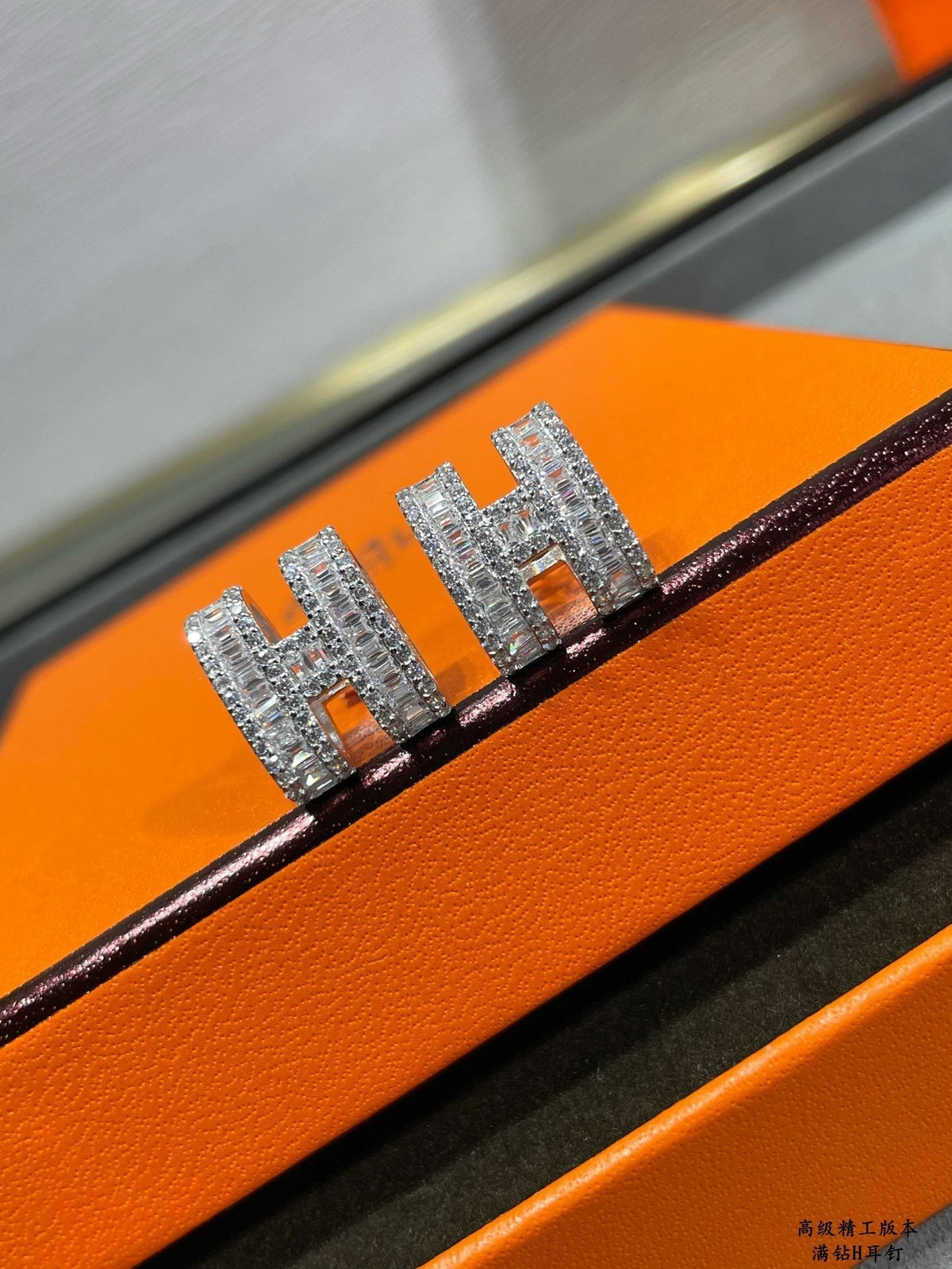 [⭐Veyra]H STUD EARRINGS WITH SILVER DIAMONDS