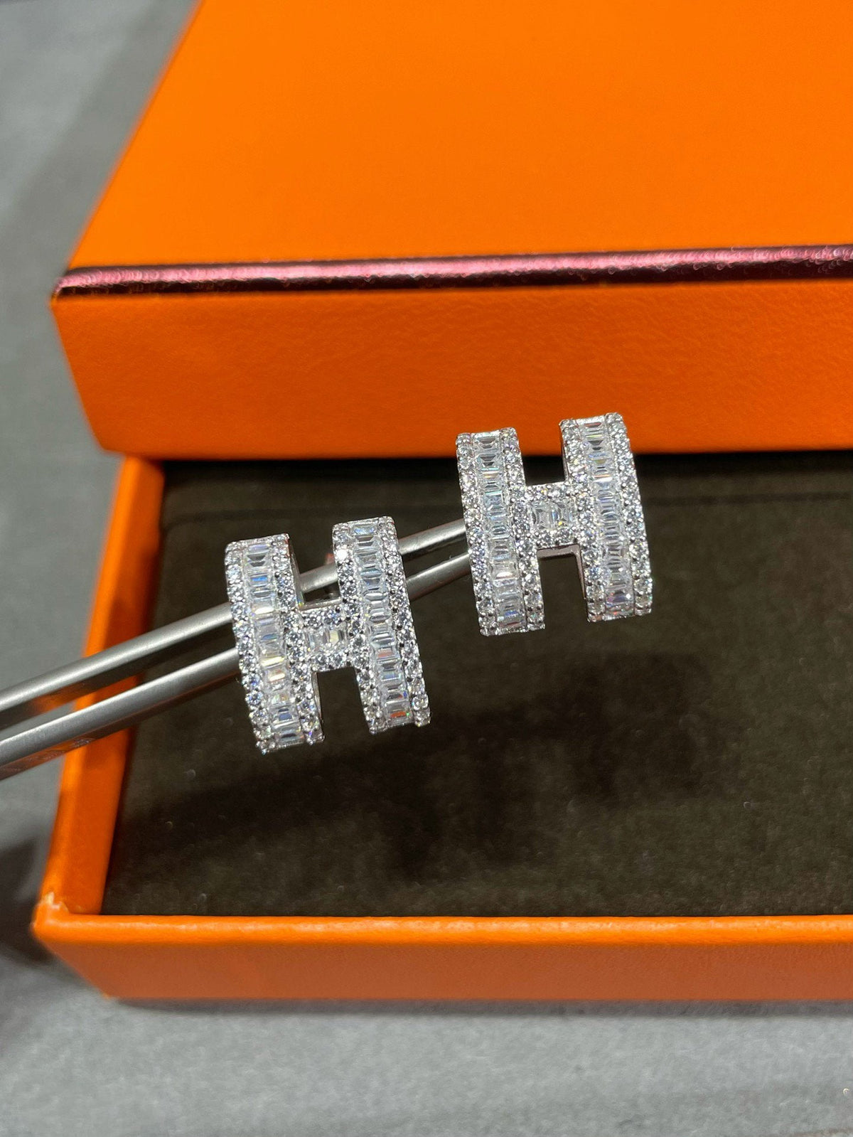 [⭐Veyra]H STUD EARRINGS WITH SILVER DIAMONDS