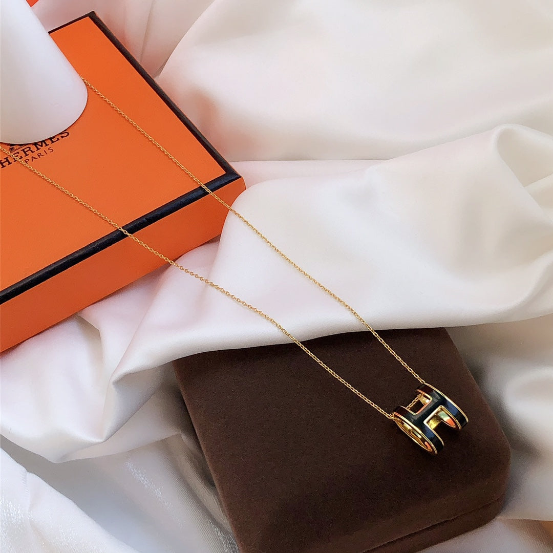[⭐Veyra]HM CLIC BLACK ENAMEL GOLD NECKLACE