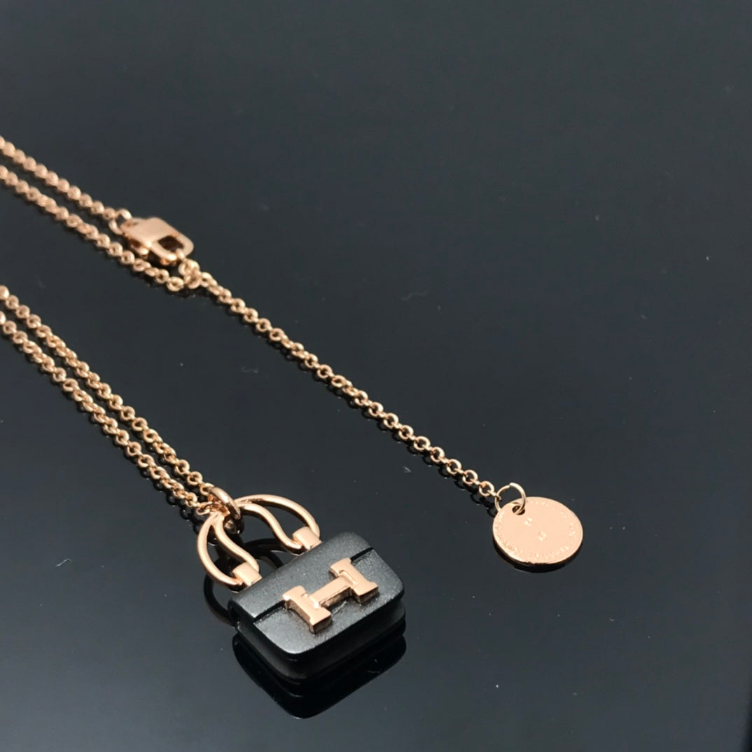 [⭐Veyra]WOMEN'S HM AMULETTES CONSTANCE PENDANT NECKLACE