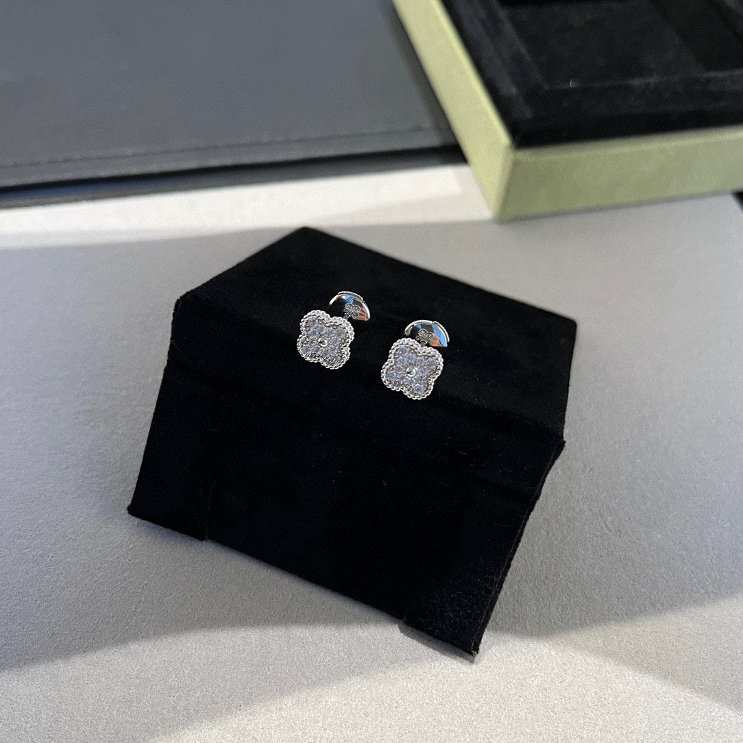 [⭐Veyra]CLOVER MINI DIAMOND STUD EARRINGS