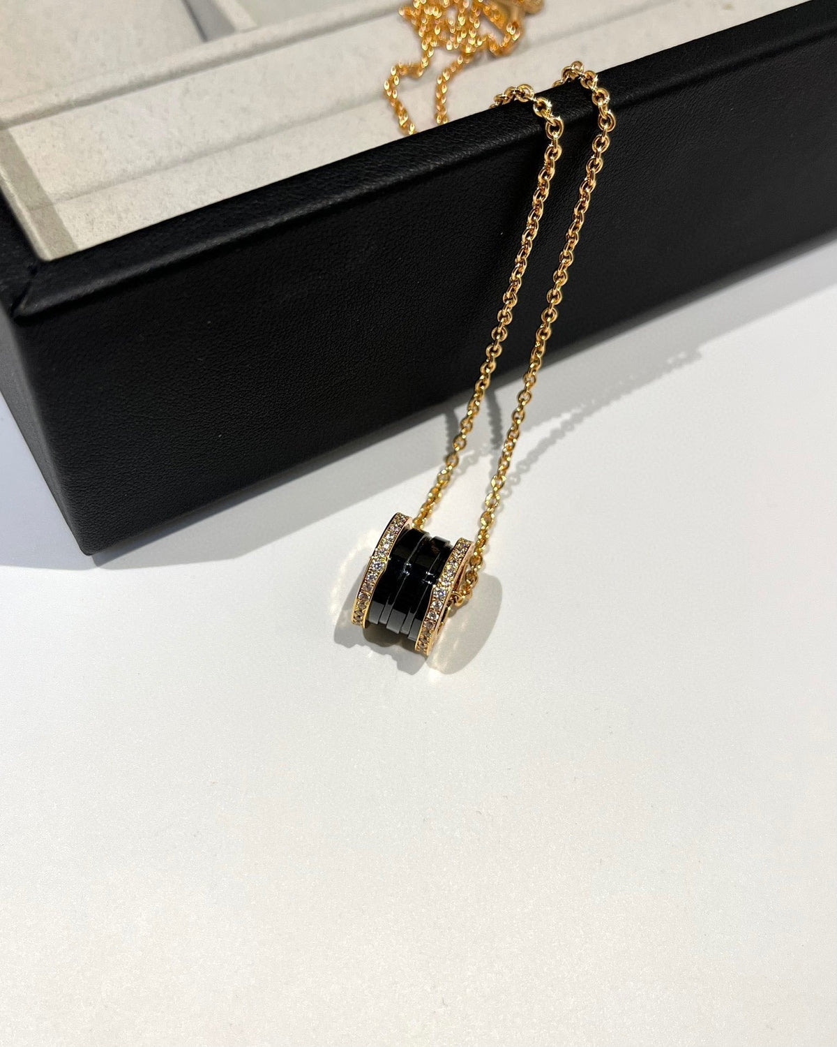 [⭐Veyra]ZERO 1 BLACK CERAMIC DIAMOND PINK GOLD NECKLACE