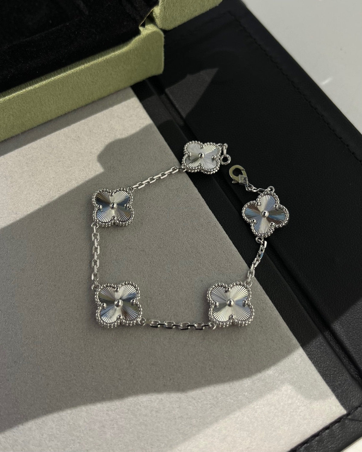 [⭐Veyra] CLOVER 5 MOTIF LASER BRACELET COLLECTION